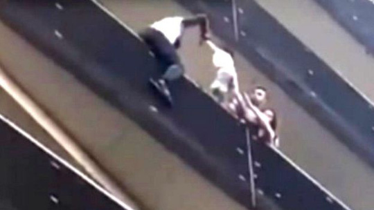 Người Nhện châu Phi tay không leo 4 tầng cứu bé trai trong 1 phút